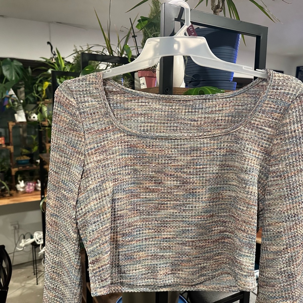 Cropped knitted long sleeve shirt